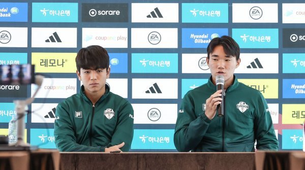 강원FC 김대원(왼쪽)과 양현준. 사진제공 | 한국프로축구연맹