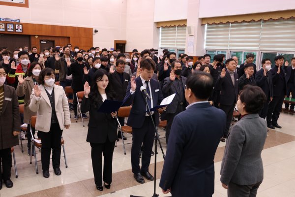 박현국 군수를 비롯해 김상희 의장, 군의원, 간부 공무원 등 625명의 공무원이 참석한 가운데 청렴실천 결의문 낭독·선서를 통해 공정한 직무수행을 다짐하며 청렴 문화 정착을 결의했다. 사진 | 정휘영 기자