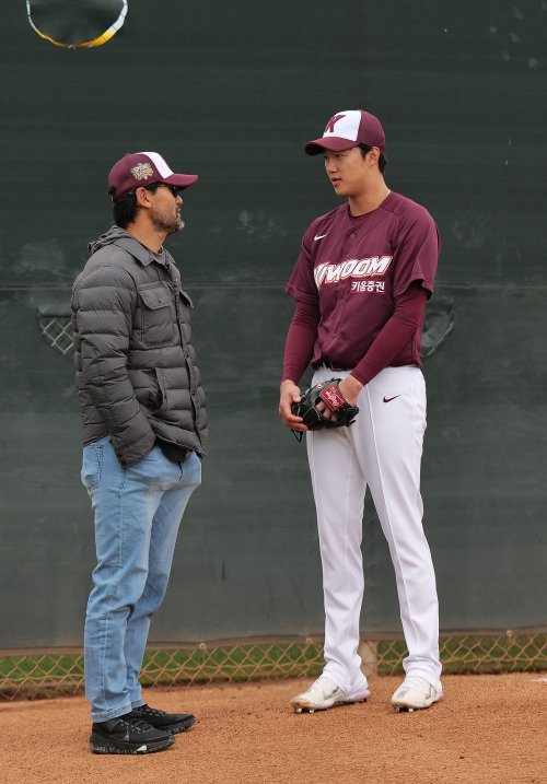 ‘코리안 특급’ 박찬호(왼쪽)가 14일(한국시간) 미국 애리조나주 스코츠데일의 키움 스프링캠프를 찾아 안우진과 만났다.
KBO리그에서 가장 빠른 공을 던지며 특급 투수로 도약한 안우진은 올해도 꾸준히 빠른 공을 던지기 위해 스프링캠프에서 구슬땀을
쏟고 있다. 사진제공 | 키움 히어로즈
