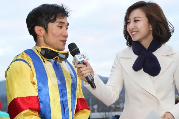 800승을 거두고 인터뷰를 하는 함완식 기수(왼쪽)