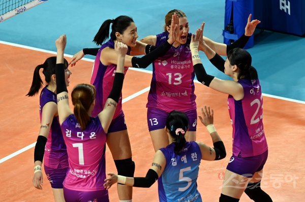 15일 페퍼저축은행과 홈경기에서 셧아웃 승을 거두고 처음으로 선두에 오른 흥국생명 선수들이 서로 손뼉을 치며 기뻐하고 있다. 인천 | 김민성 기자 marineboy@donga.com