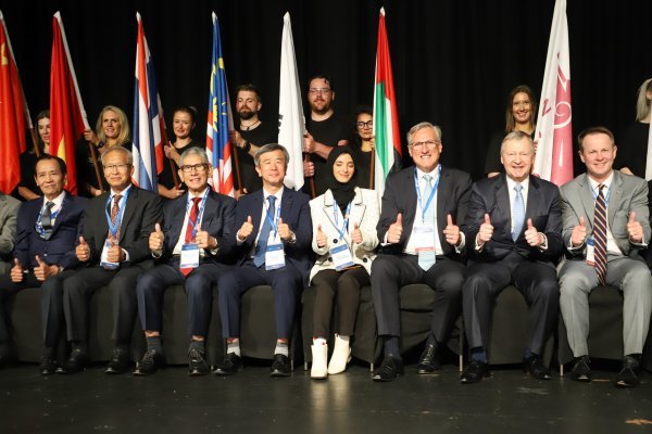 제39회 아시아경마회의에 참석한 한국마사회 정기환 회장(왼쪽 네번째)과 아시아경마연맹 회원국 대표들. 사진제공|한국마사회