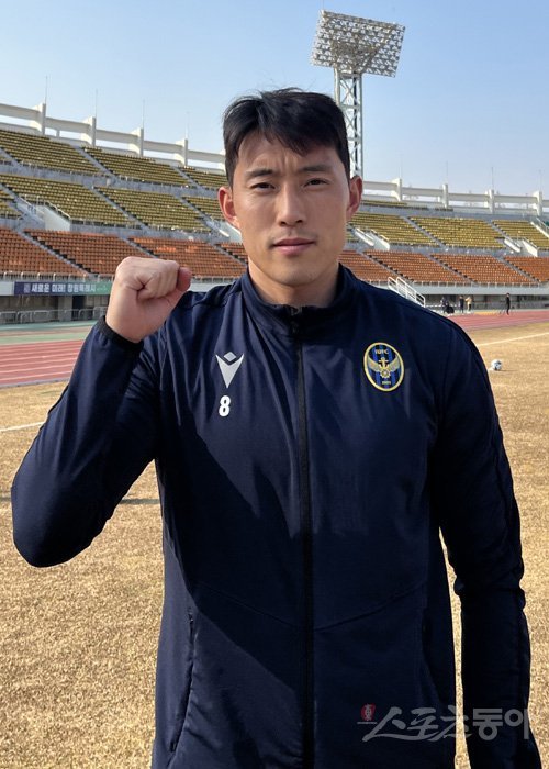 포항에서 인천으로 이적한 신진호가 2차 동계훈련이 진행 중인 창원스포츠파크에서 포즈를 취하고 있다. 사진제공 | 인천 유나이티드