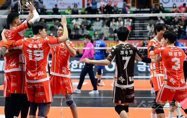 16일 경기도 안산 상록수체육관에서 ‘2022-2023 도드람 V리그’ 안산 OK금융그룹과 수원 한국전력의 남자부 경기가 열렸다. OK금융그룹이 한국전력을 상대로 세트스코어 3-2로 승리한 후 선수들이 기뻐하고 있다. 안산 | 김민성 기자 marineboy@donga.com