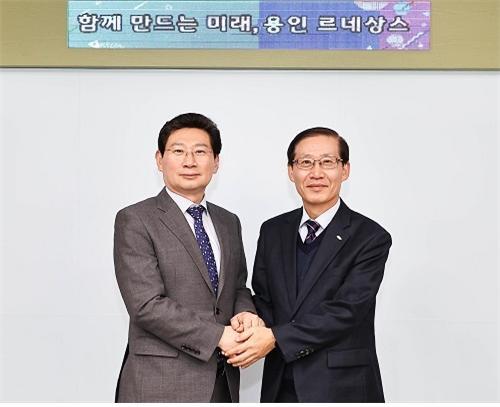 이상일 용인시장이 조현재 국민체육진흥공단 이사장과 기념촬영을 하고 있다. 사진제공｜용인시