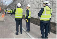 부산항만공사 실무자들이 지난 16일 신항 터미널 등 주요 항만시설에 대한 안전점검에 나선 가운데 도로 환경미화 작업을 확인하고 있다. 사진제공 | 부산항만공사
