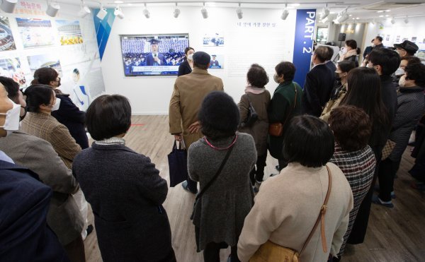 신천지예수교 부산야고보지파가 지난 2월 11일 하단 성전에서 오픈하우스를 개최한 가운데 10만 수료식 사진전 도슨트를 진행하는 모습. 사진제공 | 신천지예수교 부산야고보지파