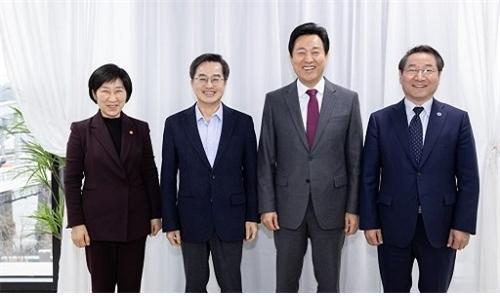 (왼쪽부터) 한화진 환경부 장관, 김동연 경기지사, 오세훈 서울시장, 유정복 인천시장이 지난 17일 서울 노들섬에서 수도권매립지 현안과 향후 4자 협의체 운영방안에 대해서 논의했다. 사진제공|경기도