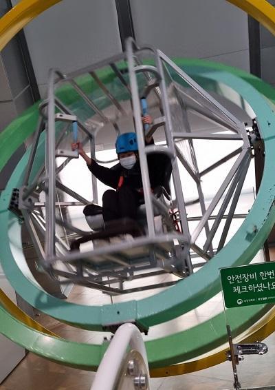 캠프에 참가한 학생이 ‘우주인훈련 장비체험’을 하고 있다. 사진제공|의왕시