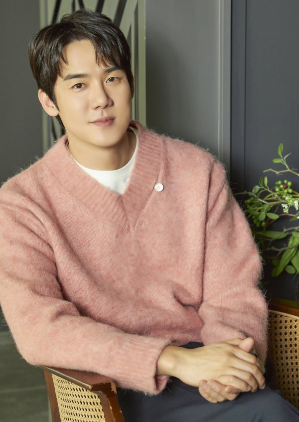 유연석은 “강아지가 나오는 TV프로그램을 보다가 눈물을 흘리곤 한다”며 반려견에 대한 애틋한 마음을 드러냈다. 사진제공|(주)키다리스튜디오