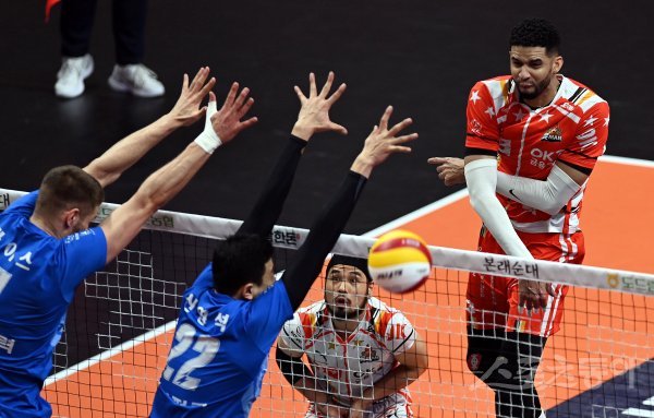 16일 경기도 안산 상록수체육관에서 ‘2022-2023 도드람 V리그‘ 안산 OK금융그룹과 수원 한국전력의 남자부 경기가 열렸다. OK금융그룹 레오가 한국전력 블로커를 피해 스파이크를 날리고 있다. 안산 | 김민성 기자 marineboy@donga.com
