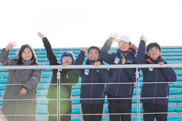 2019스페셜올림픽코리아 전국동계대회(설상)선수단이 관중석에서 응원을 하고 있다.