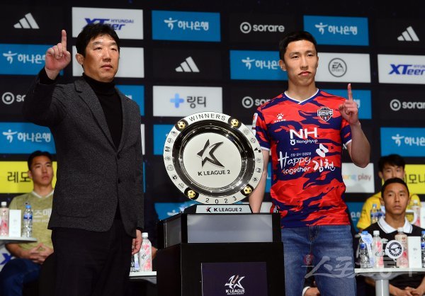 21일 서울 양재동 더케이호텔 서울에서 열린 ‘하나원큐 K리그2 2023 개막 미디어데이’에 참석한 김천상무 성한수 감독과 이영재가 포즈를 취하고 있다. 김민성 기자 marineboy@donga.com