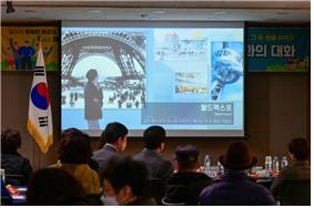 부산 해운대구가 오는 4월 초 국제박람회기구(BIE) 실사단 부산 방문을 앞두고 주민 응원 릴레이 캠페인을 펼치는 가운데 주민이 홍보영상을 감상하고 있다. 사진제공 | 부산 해운대구