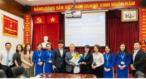 인천관광공사가 베트남을 방문해 비엣트래블과 업무협약을 체결하고 기념촬영을 하고 있다. 사진제공｜인천관광공사