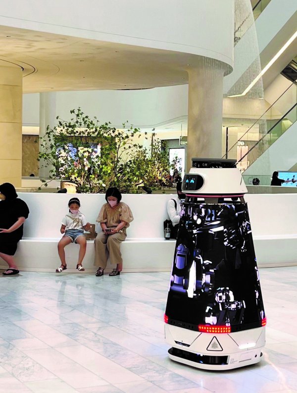 개방형 로보틱스 플랫폼 ‘에어패스’가 적용된 상용 로봇. 사진제공｜SK텔레콤