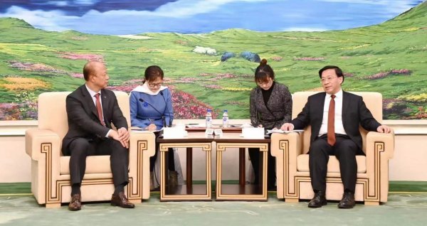 한쥔 길림성장과 회담하고 있는 허철호 KGC인삼공사 대표(왼쪽). 사진제공|KGC인삼공사
