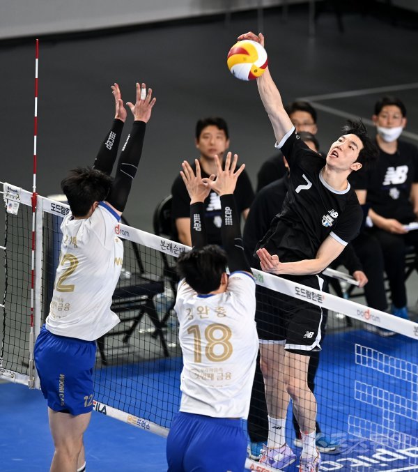 21일 천안유관순체육관에서 열린 ‘2022~2023 도드람 V-리그‘ 남자부 현대캐피탈과 우리카드 경기에서 현대캐피탈 허수봉이 우리카드 블로킹 사이로 스파이크를 날리고 있다. 천안 | 김종원 기자 won@donga.com