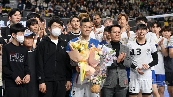 21일 천안유관순체육관에서 열린 ‘2022~2023 도드람 V-리그‘ 남자부 현대캐피탈과 우리카드 경기에서 V리그 최초 정규리그 600경기 출전을 기록한 현대캐피탈 여오현 플레잉코치가 기념촬영을 하고 있다. 천안 | 김종원 기자 won@donga.com