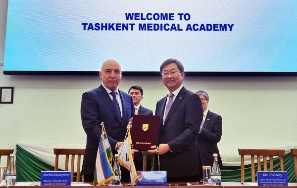 정진택 고려대학교 총장(오른쪽)과 이샤드마노프 타슈켄트 의과대학 총장이 협약식에서 기념사진을 촬영하고 있다. 사진제공 | 고려대의료원
