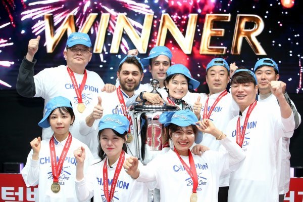 블루원리조트 선수들이 21일 프로당구 PBA 팀 리그 포스트시즌에서 우승을 차지한 뒤 세리머니를 하고 있다. 사진제공 PBA