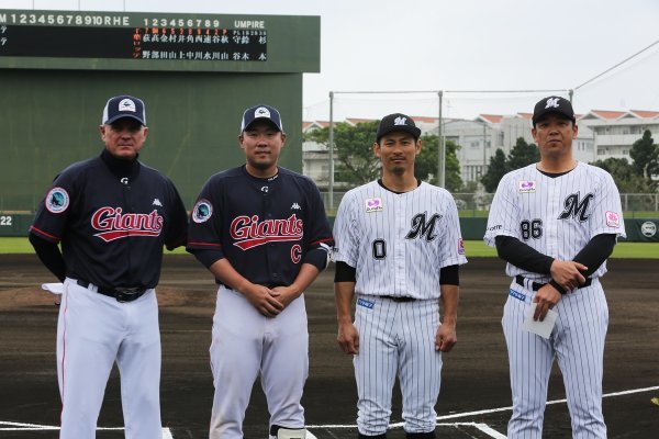 22일 일본 오키나와현 이시가키의 이시가키시영구장에서 1차 교류전을 펼친 롯데 래리 서튼 감독과 주장 안치홍, 지바롯데의 오기노 다카시, 오무라 사부로 2군 감독(왼쪽부터). 사진제공 | 롯데  자이언츠