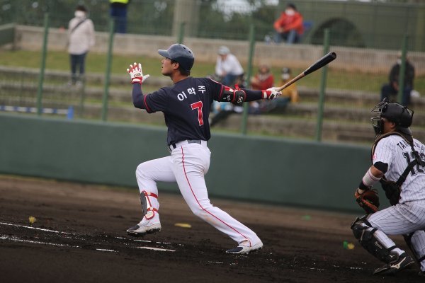 22일 일본 오키나와현 이시가키의 이시가키시영구장에서 열린 지바롯데 2군과 1차 교류전 도중 적시타를 때린 롯데 이학주. 사진제공 | 롯데  자이언츠