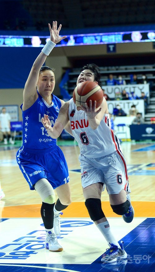 22일 아산 이순신체육관에서 열린 ‘신한은행 SOL 2022~2023 여자프로농구’ 우리은행과 BNK 썸 경기에서 BNK 썸 이소희가 우리은행의 수비를 뚫고 골밑을 공격하고 있다. 아산 | 김종원 기자 won@donga.com