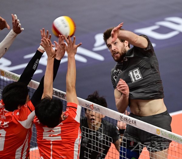 대한항공 외국인선수 링컨(오른쪽)이 22일 안산 상록수체육관에서 벌어진 OK금융그룹과 원정경기 도중 날카로운 스파이크 공격으로 상대 블로킹을 뚫고 있다. 링컨은 양 팀 통틀어 가장 많은 20득점으로 팀의 세트스코어 3-0 완승에 앞장섰다. 안산 | 주현희 기자 teth1147@donga.com