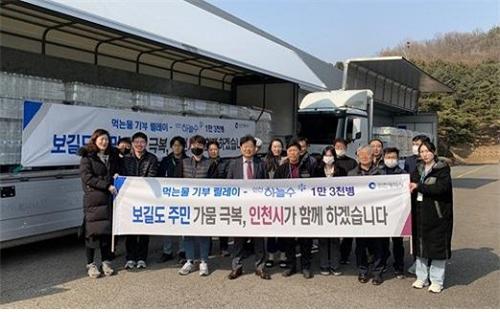 인천시가 가뭄으로 식수난을 겪고 있는 전남 완도군 보길도에 인천하늘수 1.8리터 1만3000병을 긴급 지원한다. 사진제공｜인천시