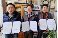 한국미디어연합 협동조합이 부산항발전협의회와 지난 22일 업무협약을 체결하고 기념 촬영을 하고 있다. (왼쪽부터) 정선 한국미디어연합 협동조합 이사, 이승규 부산항발전협의회 공동대표, 송은석 운영위원. 사진제공=한국미디어연합 협동조합