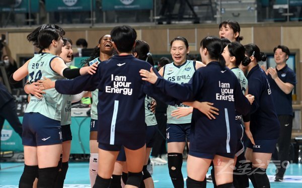 26일 서울 장충체육관에서 열린 ‘2022~2023 도드람 V-리그’ 여자부 GS칼텍스와 흥국생명 경기에서 세트스코어 3-2 승리를 거둔 GS칼텍스 선수들이 기뻐하고 있다. 장충 | 김종원 기자 won@donga.com