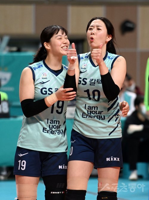 GS칼텍스 강소휘(오른쪽)가 26일 장충체육관에서 벌어진 흥국생명과 홈경기 도중 득점에 성공한 뒤 유서연과 함께 기뻐하고 있다. 이날 강소휘의 23득점 맹활약을 앞세운 GS칼텍스는 3연패에서 탈출하는 동시에 5위로 도약해 ‘봄배구’ 희망을 이어갔다. 장충 | 김종원 기자 won@donga.com