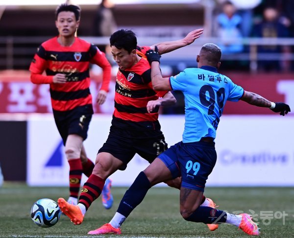 26일 포항스틸야드경기장에서 열린 ‘하나원큐 K리그1 2023‘ 포항 스틸러스와 대구FC의 경기에서 포항 정재희가 대구의 볼을 빼앗고 있다. 포항 | 주현희 기자 teth1147@donga.com