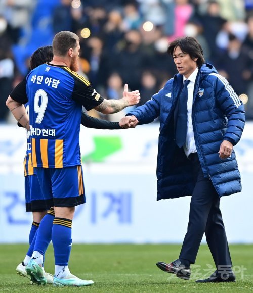 25일 울산문수축구경기장에서 열린 ‘하나원큐 K리그1 2023‘ 울산 현대와 전북 현대의 경기에서 2-1로 승리한 울산 홍명보 감독이 선수들과 기쁨을 나누고 있다. 울산 | 주현희 기자 teth1147@donga.com