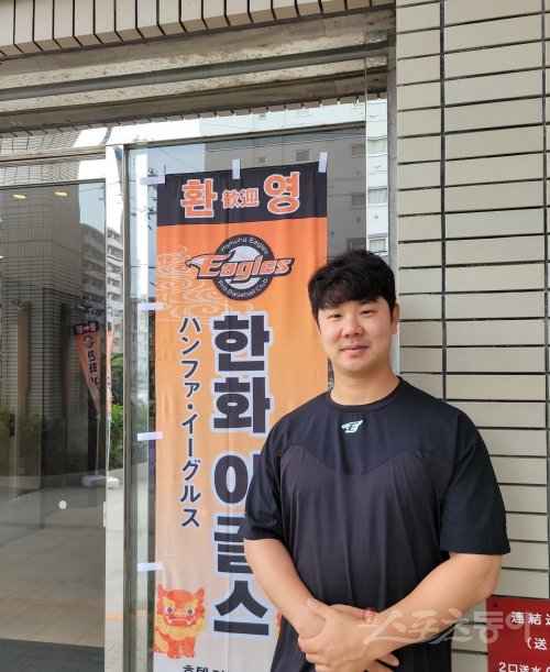 한화 김인환이 27일 일본 오키나와 나하에 위치한 한화 선수단 숙소 앞에서 사진촬영을 하고 있다. 오키나와(일본) | 장은상 기자 award@donga.com