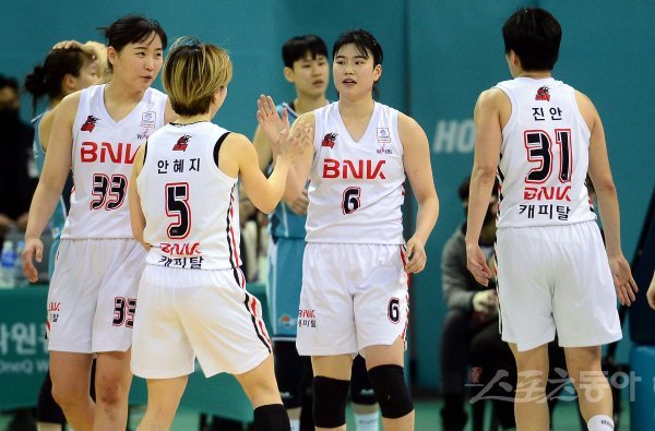 27일 경기도 부천샐내체육관에서 열린 ‘신한은행 SOL 2022-2023 여자프로농구’ 부천 하나원규와 부산 BNK 썸의 경기에서 BNK 썸 이소희가 득점을 올린 후 동료와 기쁨을 나누고 있다. 부천 | 김민성 기자 marineboy@donga.com