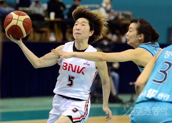 BNK 안혜지(왼쪽)가 27일 부천체육관에서 열린 하나원큐와 원정경기에서 상대 수비의 마크를 피해 골밑 슛을 시도하고 있다. BNK는 83-76으로 이기고 2위를 확정했다. 부천 | 김민성 기자 marineboy@donga.com