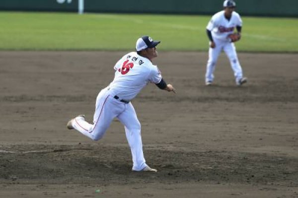 1일 일본 오키나와의 구시카와구장에서 열린 SSG와 연습경기에 등판한 롯데 한현희. 사진제공 | 롯데 자이언츠