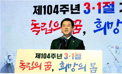 김영록 전남도지사가 지난 1일 전남도청 김대중강당에서 개최된 ‘제104주년 3·1절 기념식’에서 기념사를 하고 있다. 사진제공 | 전남도