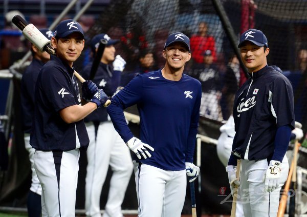 WBC 한국야구대표팀이 2일 서울 고척스카이돔에서 공식 훈련을 펼쳤다. 야구대표팀 이정후, 에드먼, 김하성이 포즈를 취하고 있다. 고척 | 김민성 기자 marineboy@donga.com