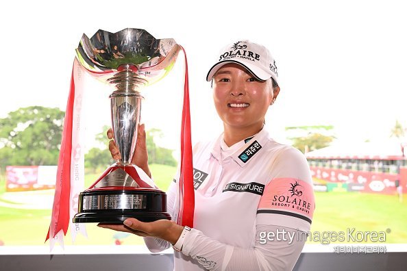 1년 만에 다시 품은 챔피언 트로피. 그동안의 마음고생 탓인지 눈가는 촉촉이 젖어들었다. 고진영이 5일 HSBC 위민스 월드 챔피언십에서 타이틀 방어에 성공하며 LPGA 투어 통산 14승을 달성한 뒤 트로피를 들고 포즈를 취하고 있다. 사진=게티이미지코리아