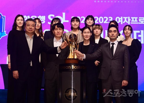 6일 서울 영등포구 여의도동 63컨벤션센터에서 열린 ‘신한은행 SOL 2022~2023 여자프로농구‘ 플레이오프 미디어데이에서 삼성생명 임근배 감독, 우리은행 위성우 감독, BNK 박정은 감독, 신한은행 구나단 감독을 비롯한 각 팀의 선수들이 기념 촬영을 하고 있다. 주현희 기자 teth1147@donga.com