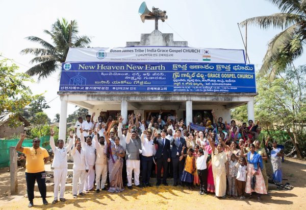 지난 2월 15일 인도 은혜복음교회에서 목회자 간판 현판식을 진행한 가운데 관계자들이 위아원을 외치며 기념 촬영을 하고 있다. 사진제공ㅣ신천지예수교회
