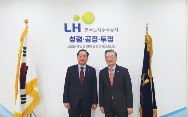 하윤수 교육감(왼쪽)이 이한준 사장과 면담을 진행한 가운데 기념촬영을 하고 있다. 사진제공ㅣ부산시교육청