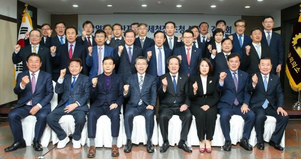 부산상공회의소가 7일 상의 국제회의장에서 간담회를 개최한 가운데 관계자들이 기념촬영을 하고 있다. 사진제공ㅣ부산상공회의소