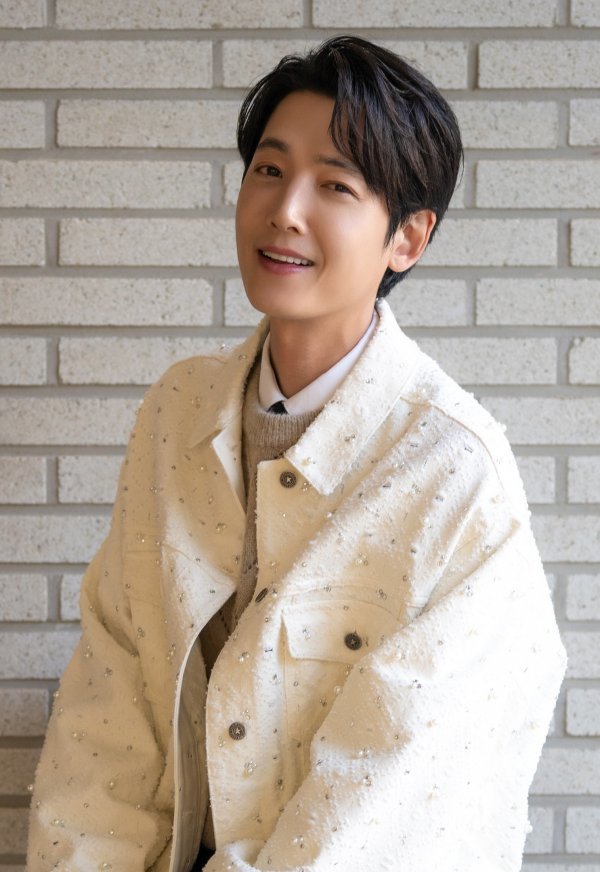 정경호는 호흡을 맞춘 선배 전도연에 대해 “아직도 연기하기 전에 설레 하는 모습을 보며 감동을 받았다”고 말했다. 사진제공|매니지먼트오름