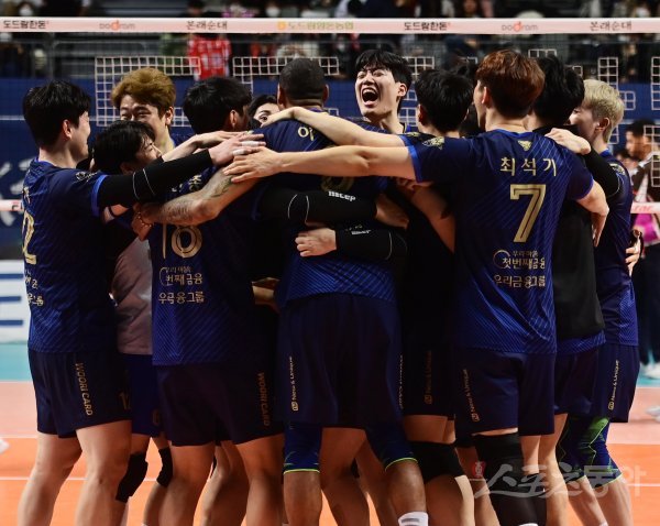 8일 서울 장충체육관에서 열린 ‘2022-2023 도드람 V-리그‘ 남자부 서울 우리카드와 안산 OK금융그룹의 경기에서 세트스코어 3-0으로 승리하며 포스트시즌 진출을 확정지은 우리카드 선수들이 기쁨을 나누고 있다. 장충 | 주현희 기자 teth1147@donga.com