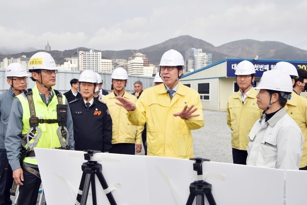 부산시가 해빙기 특별안전점검 현장 보고회를 개최한 가운데 박형준 시장(왼쪽 다섯 번째)이 관계자들과 현장점검을 하는 모습. 사진제공ㅣ부산시