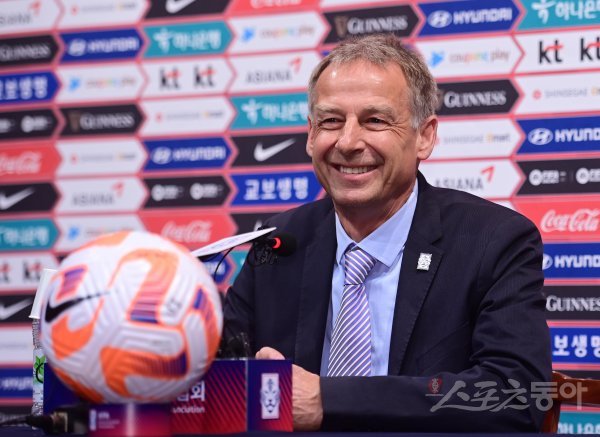 클린스만 신임 감독이 9일 경기도 파주 축구대표팀트레이닝센터(NFC)에서 열린 취임 기자회견에서 취재진의 질문에 답하고 있다. 주현희 기자 teth1147@donga.com